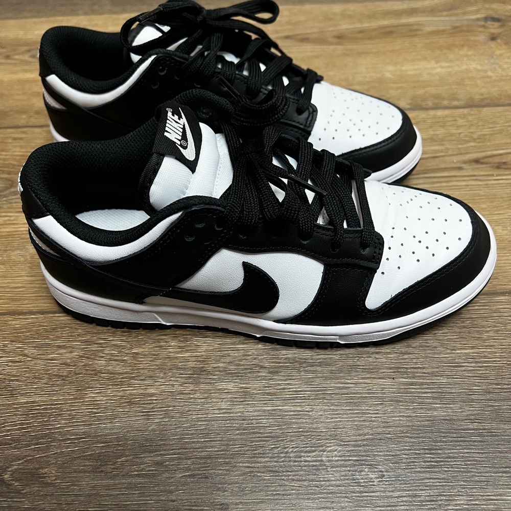 Women’s size 7 US Nike panda dunks